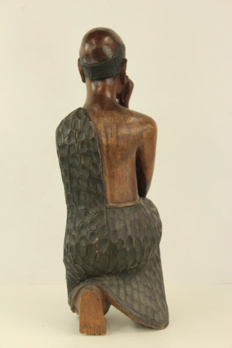 Groot houten beeld van zittende man in traditionele kleding - foto 3