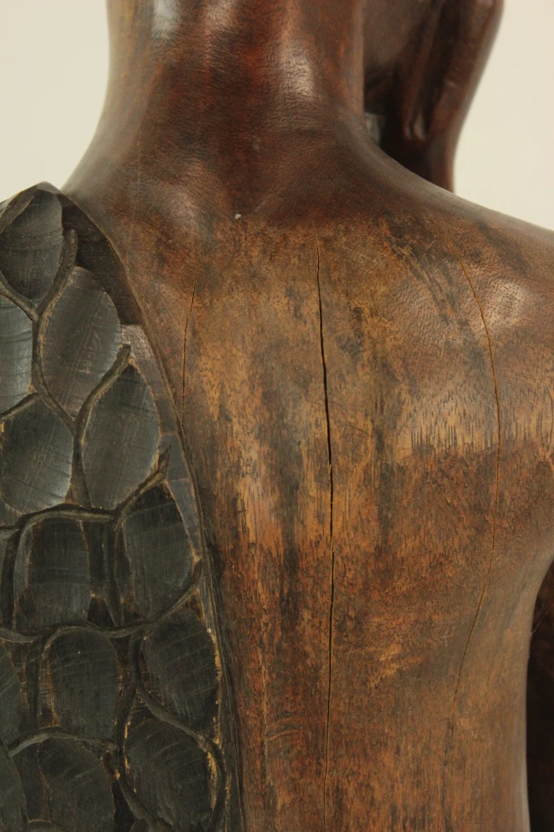 Groot houten beeld van zittende man in traditionele kleding - foto 6