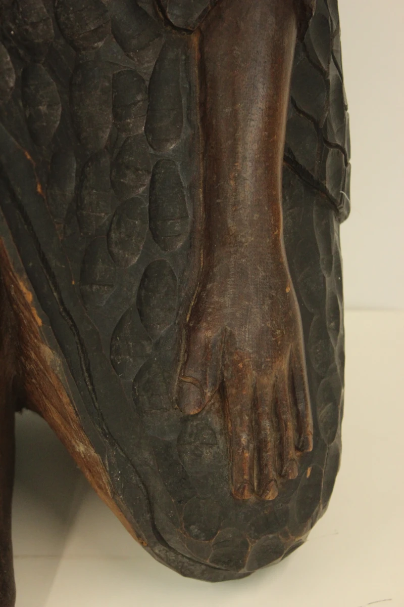 Groot houten beeld van zittende man in traditionele kleding - foto 11