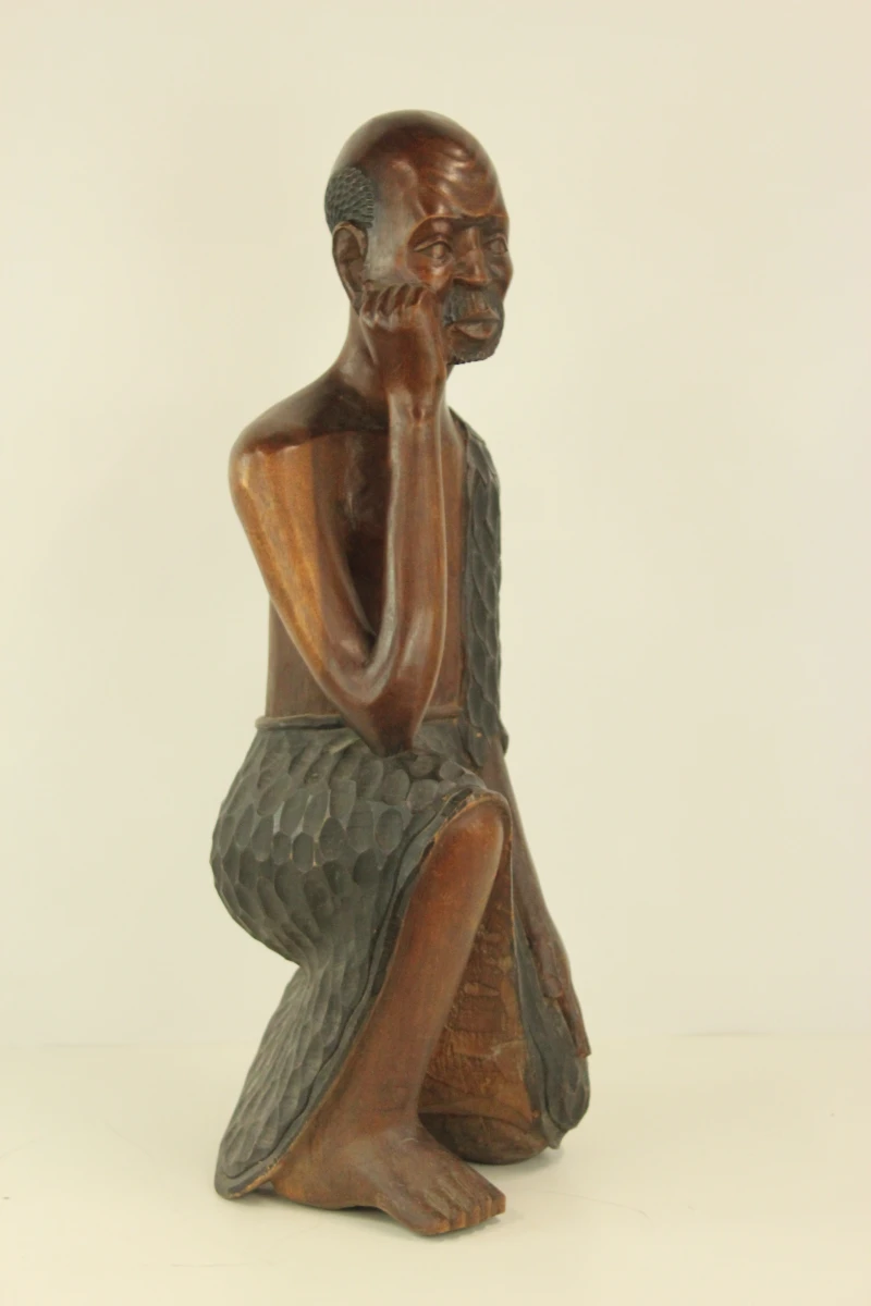 Groot houten beeld van zittende man in traditionele kleding - foto 12