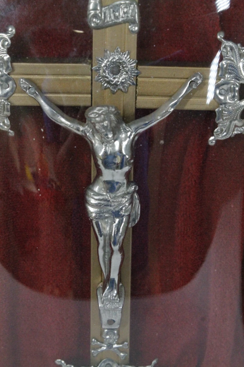 Antiek religieus kruisbeeld achter bol glas - foto 7