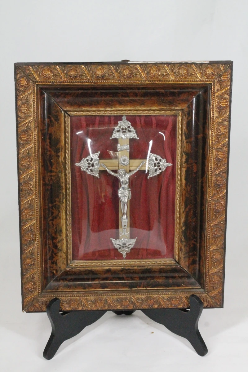 Antiek religieus kruisbeeld achter bol glas - foto 2