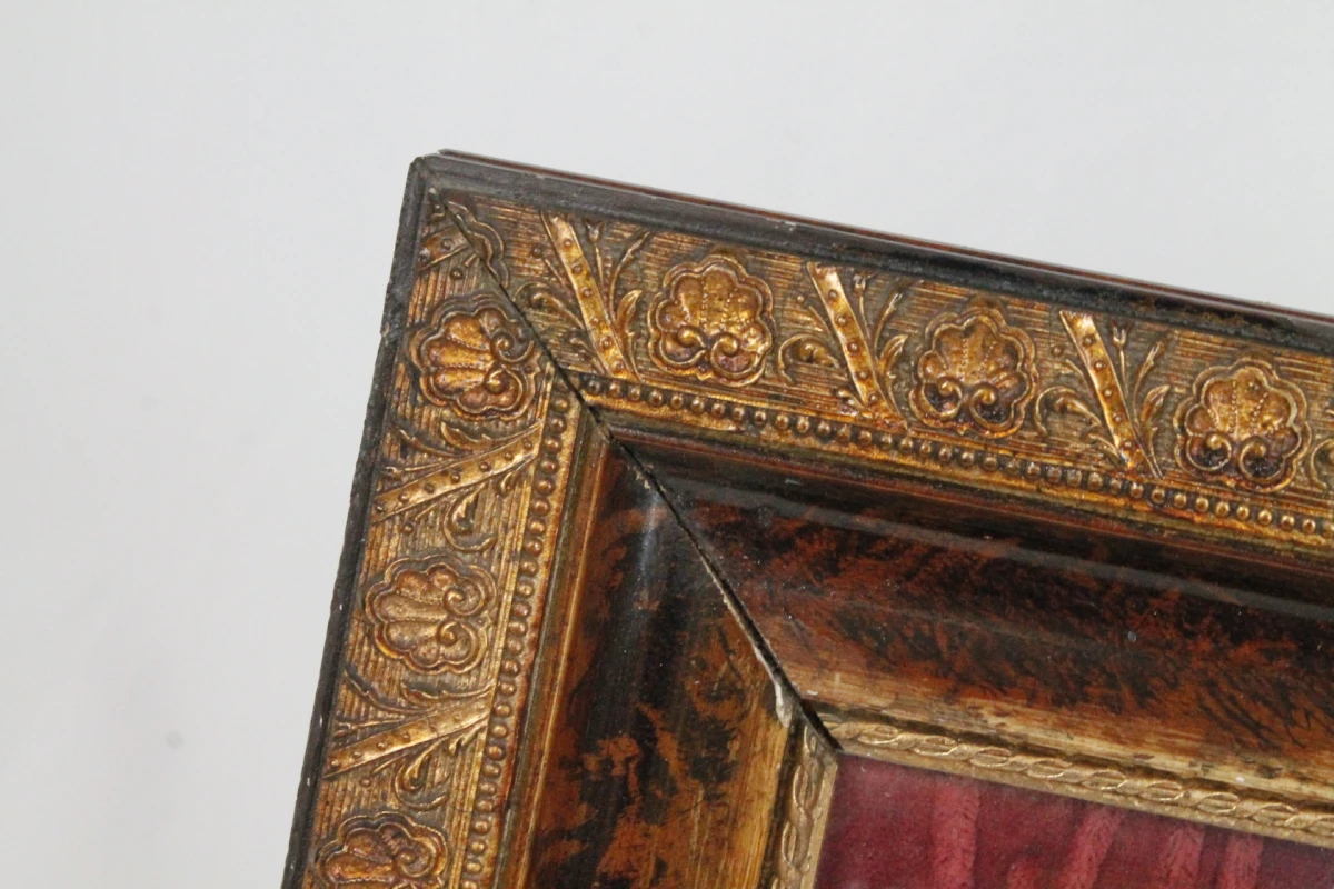 Antiek religieus kruisbeeld achter bol glas - foto 5