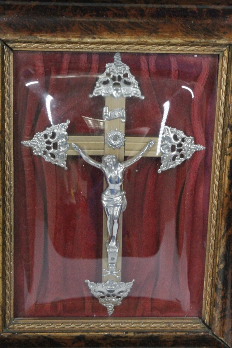 Antiek religieus kruisbeeld achter bol glas - foto 6