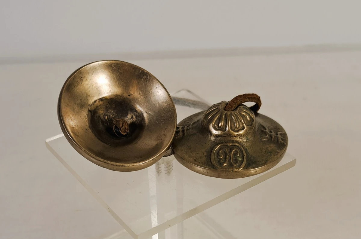 Decoratieve verzameling van vijf Indiase messing voorwerpen - foto 11