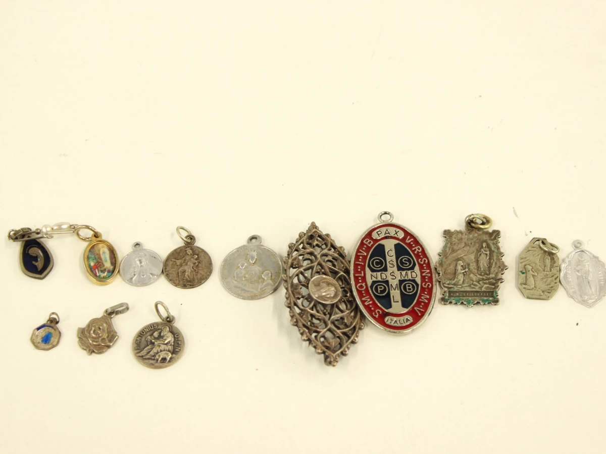 Set religieuze medailles, rozenkransen en beeldjes - foto 6