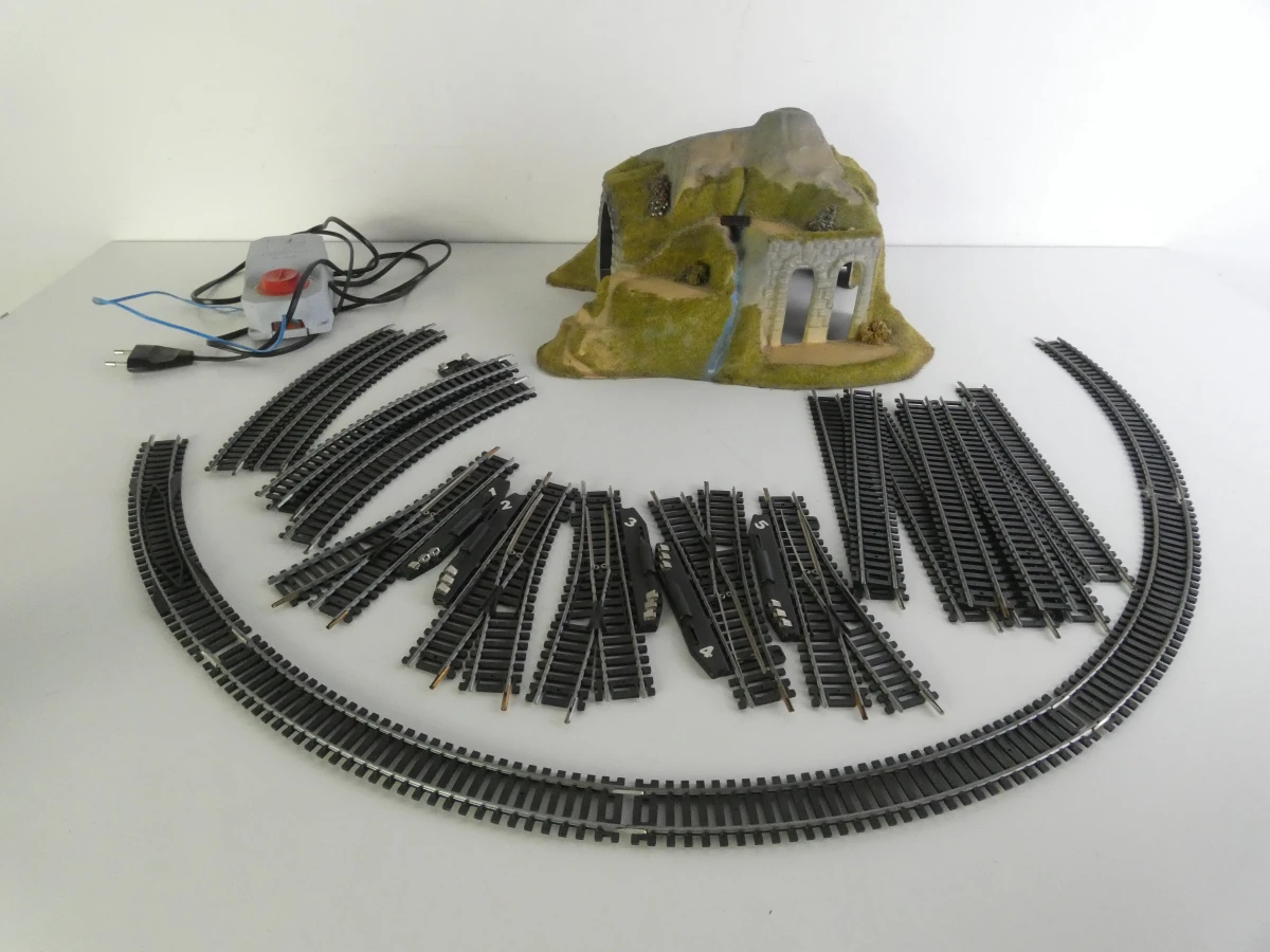 Vintage Lima modeltreinset met locomotieven, wagons, rails en landschap - foto 2