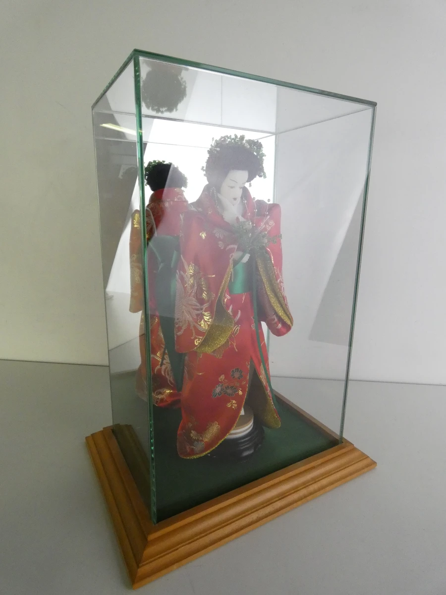 Japanse Geisha Pop in Glazen Vitrine - foto 2