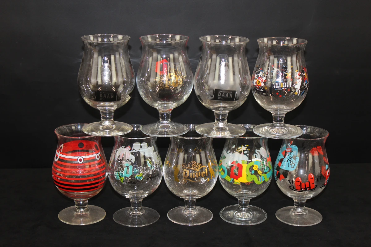 Set van 9 Duvel Art en speciale collectie bierglazen met sleutelhanger – kavel bij De Kringwinkel, Antwerpen