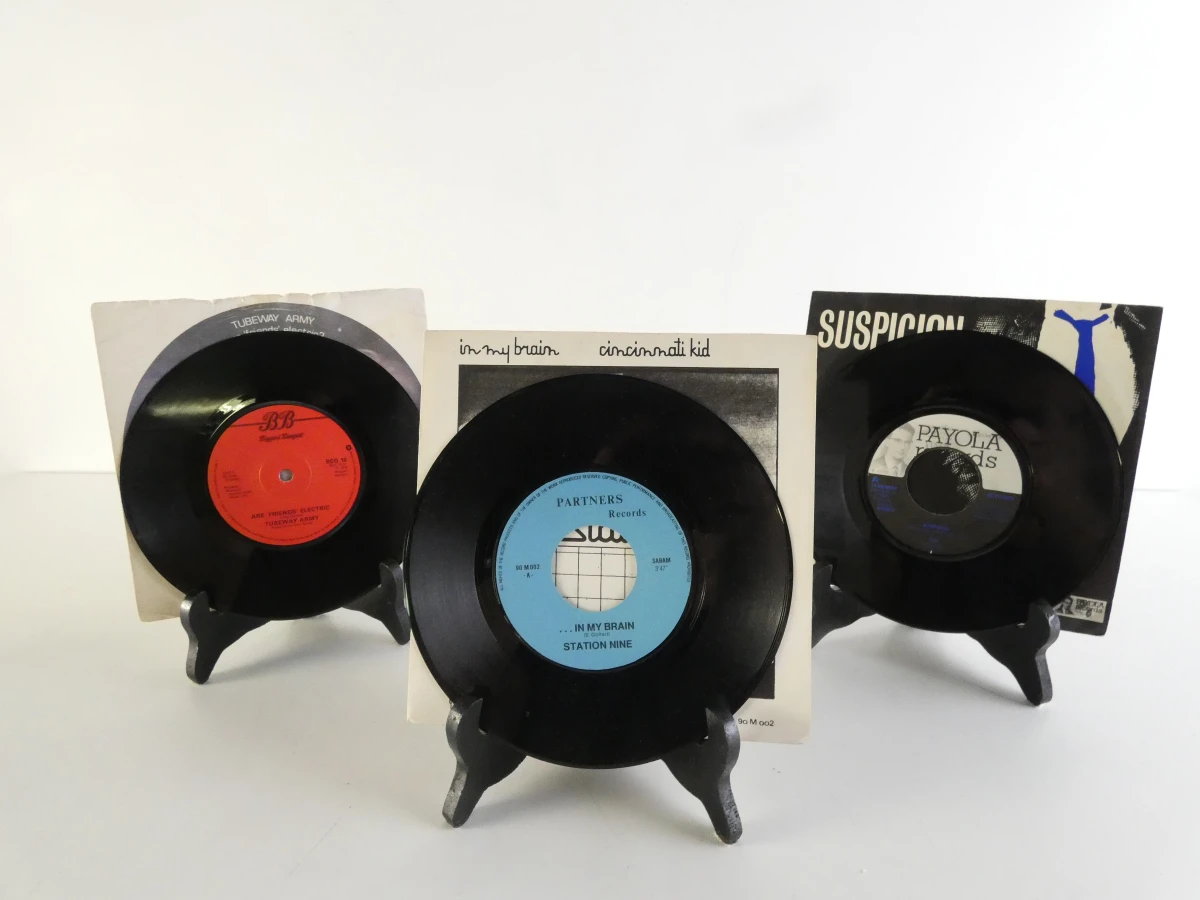 Set bevat vinyl singles en een mini CD - new wave jaren 70 - 80 - foto 3