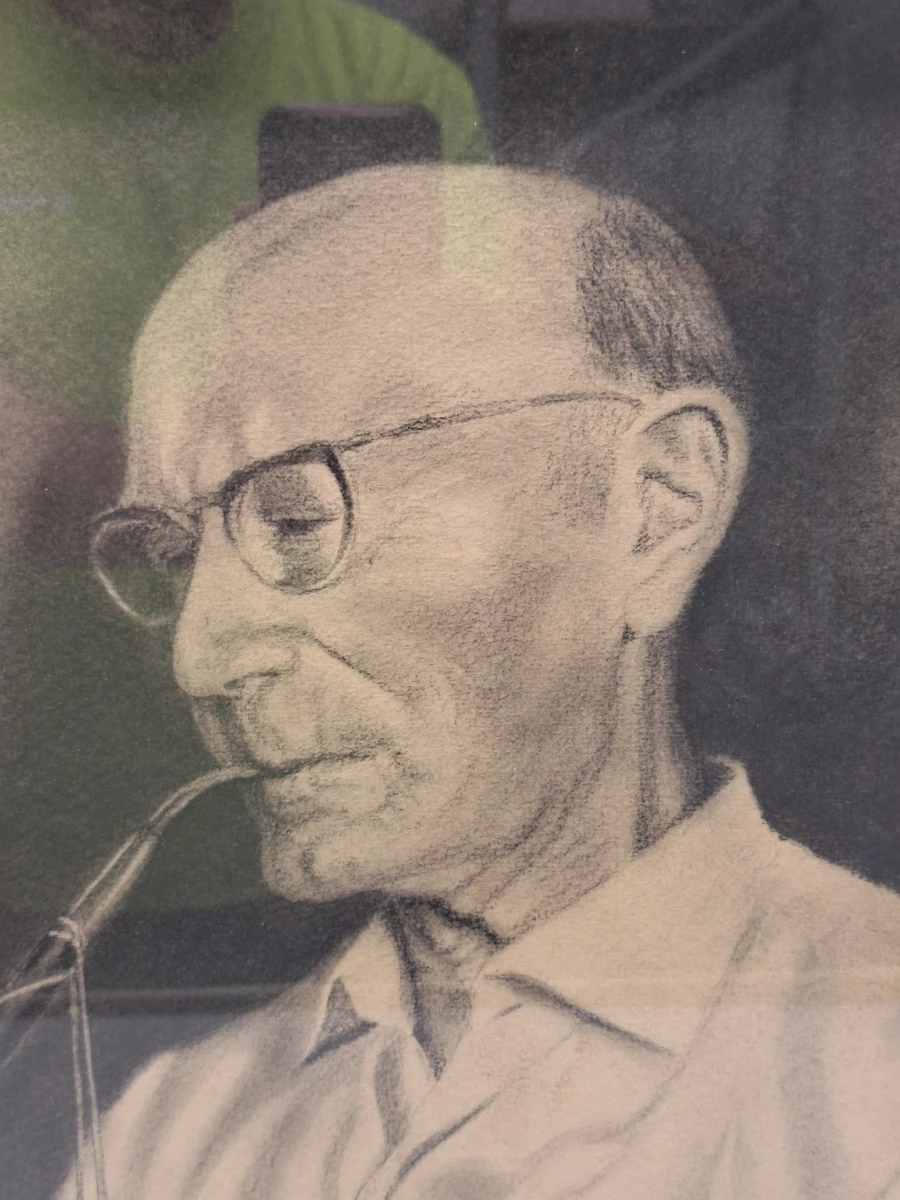 Gesigneerd portret van pijprokende heer - houtskool en pastel, gedateerd 1968 - foto 2