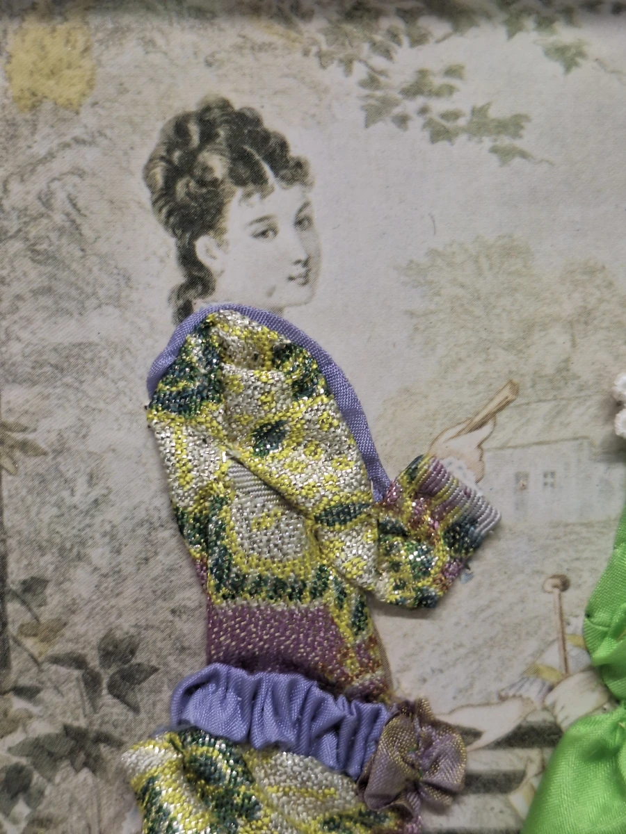 Vintage set van 2 ingelijste textielcollages - dames in historische kostuums - foto 10