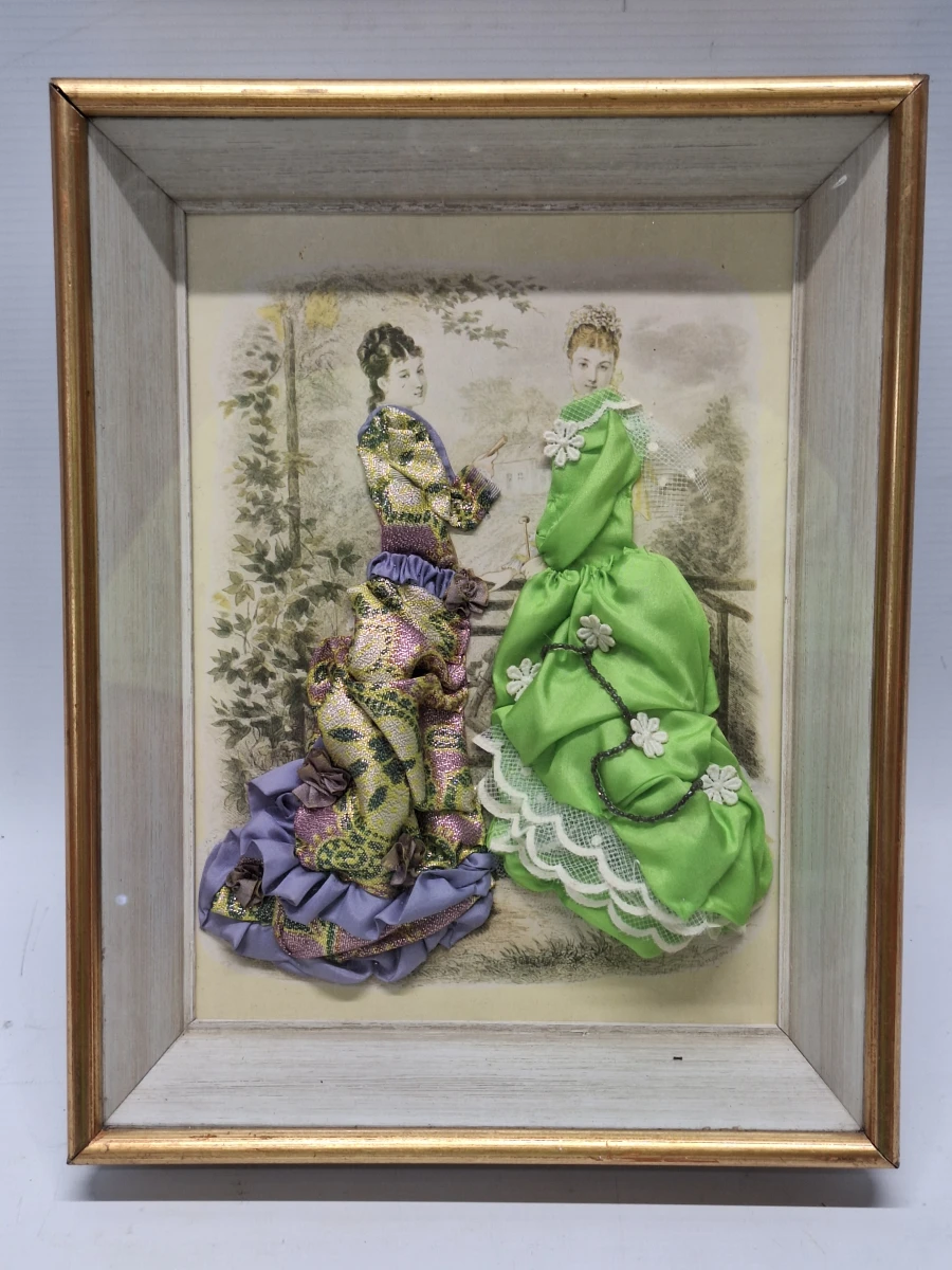 Vintage set van 2 ingelijste textielcollages - dames in historische kostuums - foto 8