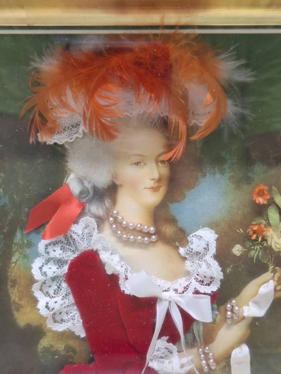 Vintage set van 2 ingelijste textielcollages - dames in historische kostuums - foto 3