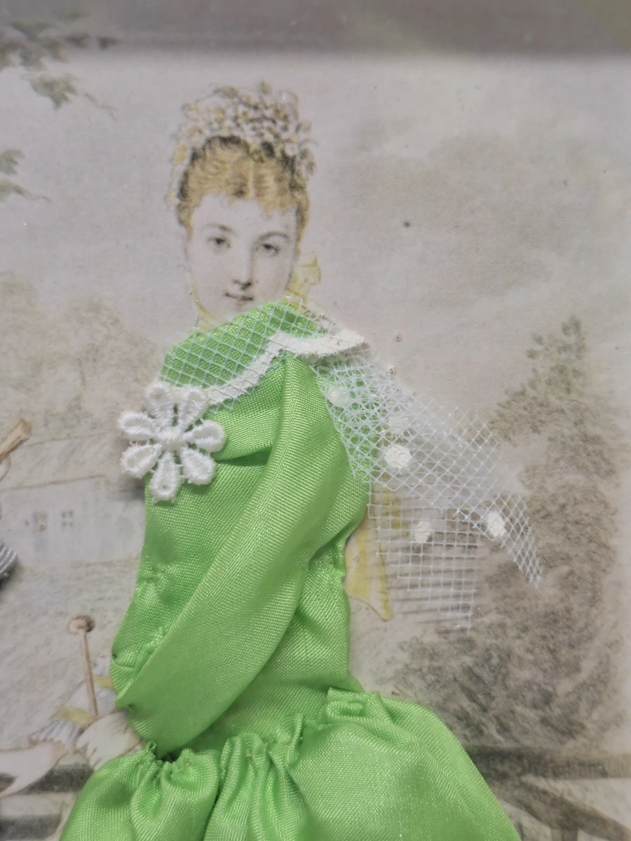Vintage set van 2 ingelijste textielcollages - dames in historische kostuums - foto 12