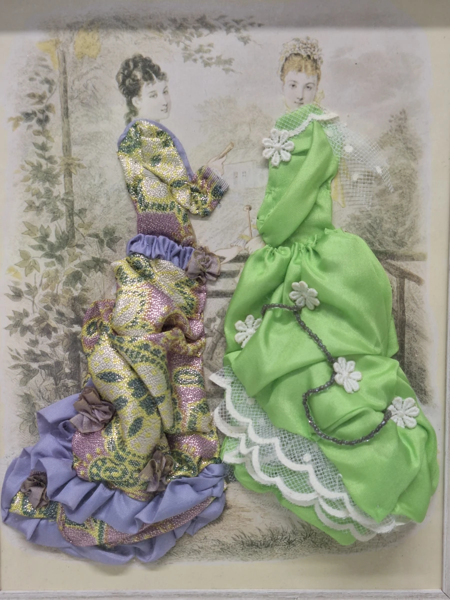 Vintage set van 2 ingelijste textielcollages - dames in historische kostuums - foto 9