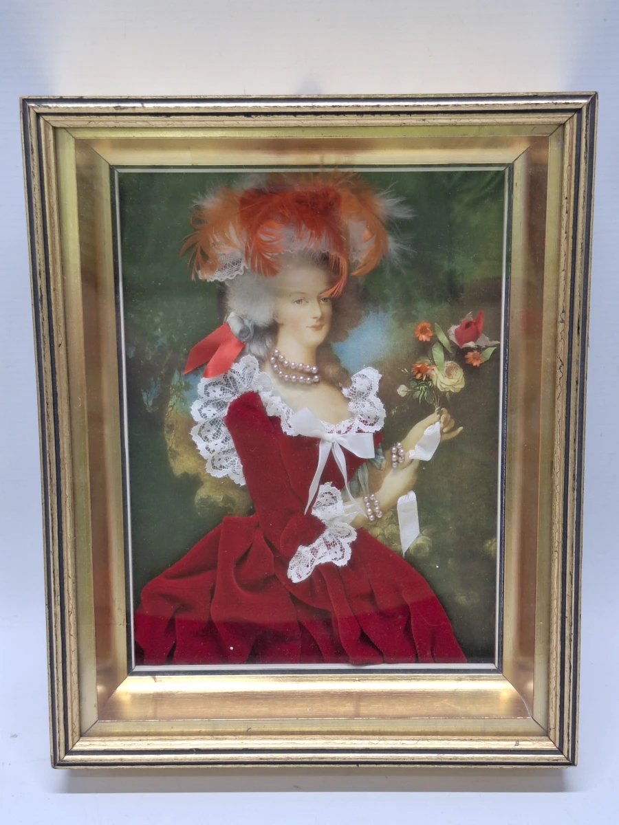 Vintage set van 2 ingelijste textielcollages - dames in historische kostuums - foto 2