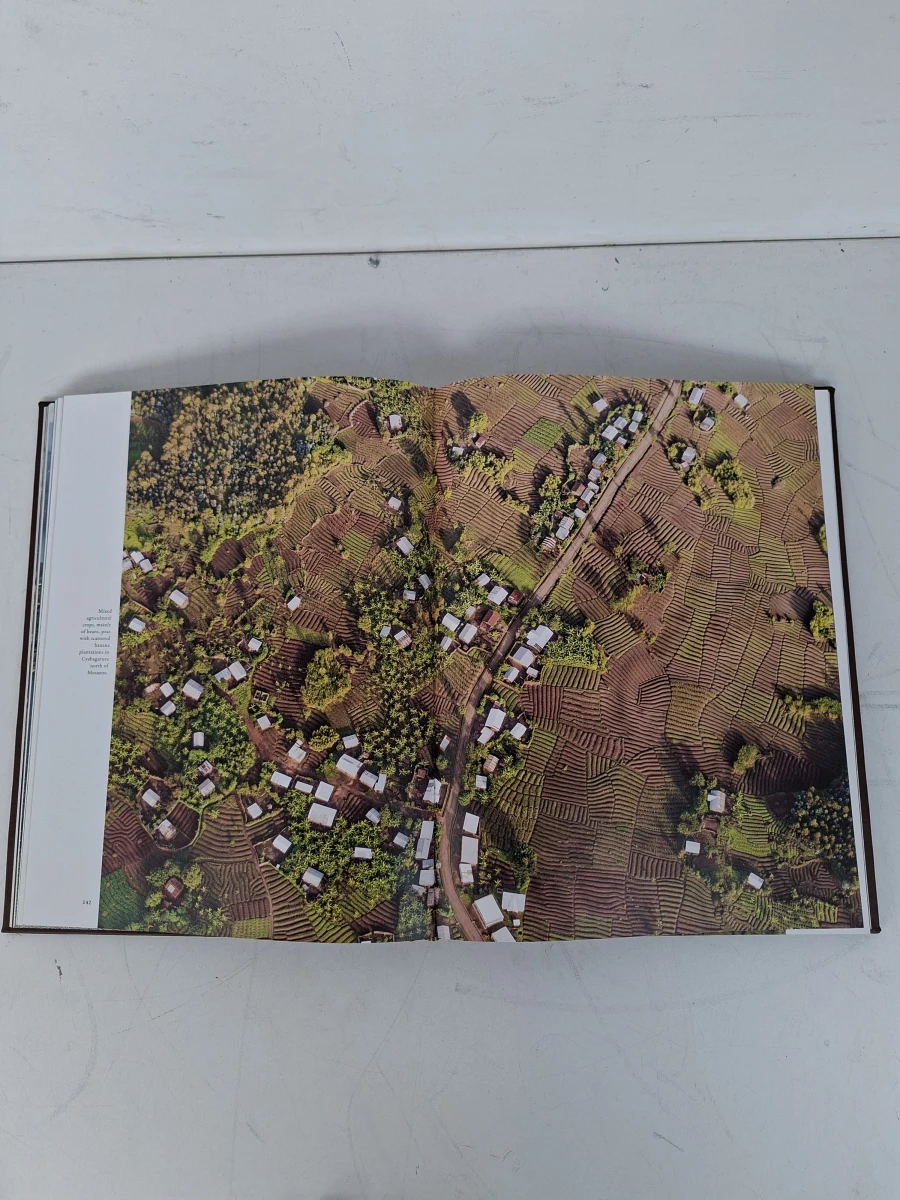 📖 Exclusief Coffee Table Book "This Is Rwanda: An Aerial Photography Journey" – Luxe Hardcover - foto 4