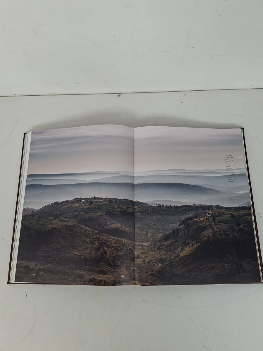 📖 Exclusief Coffee Table Book "This Is Rwanda: An Aerial Photography Journey" – Luxe Hardcover - foto 5