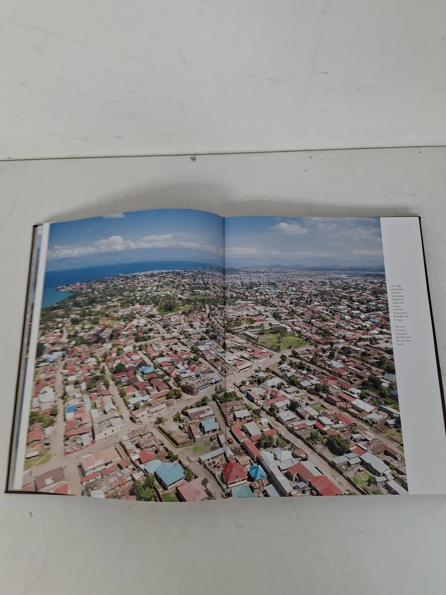 📖 Exclusief Coffee Table Book "This Is Rwanda: An Aerial Photography Journey" – Luxe Hardcover - foto 3