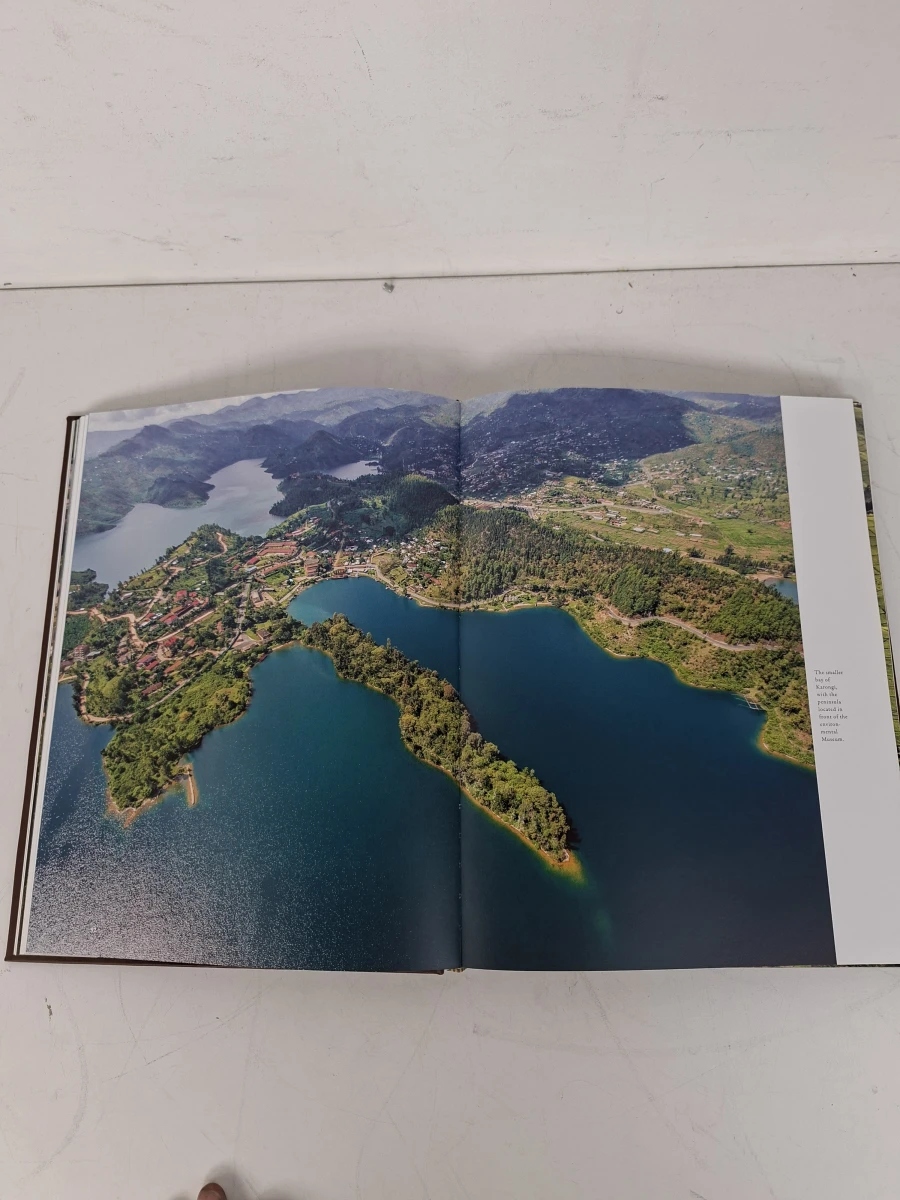 📖 Exclusief Coffee Table Book "This Is Rwanda: An Aerial Photography Journey" – Luxe Hardcover - foto 2