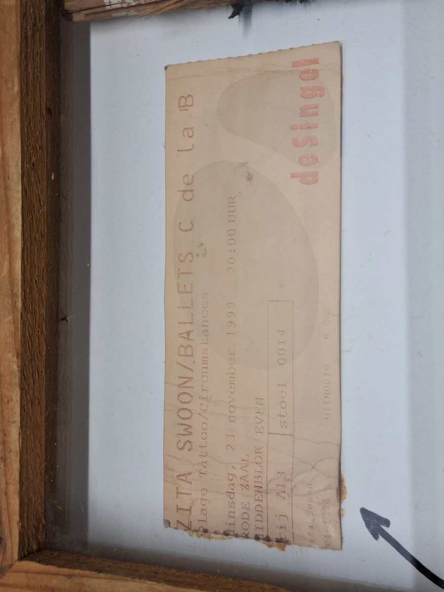 Zita Swoon-concertmemorabilia - drumstok toegeschreven aan Aarich Jespers met deSingel-ticket, 1999 - foto 3