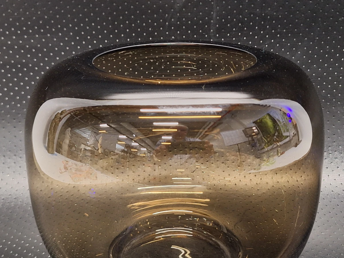 Handgeblazen designvaas in gefumeerd glas - foto 4