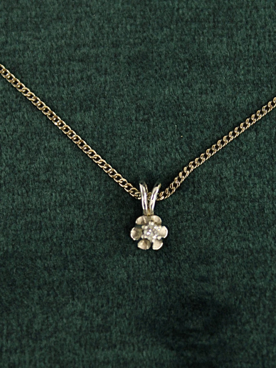14 karaat witgouden halsketting met bloemvormig diamant hangertje - foto 3