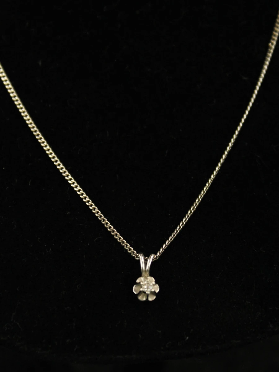 14 karaat witgouden halsketting met bloemvormig diamant hangertje - foto 8