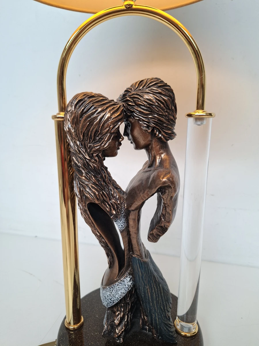 💡 Prachtige Vintage Sculptuur Tafellamp – Romantisch Koppel in Bronzelook - foto 3