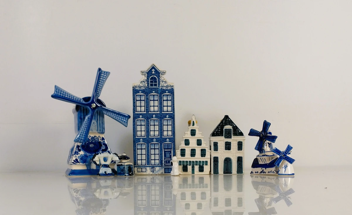 Verzameling Delfts blauwe miniaturen met KLM/Bols huisje - foto 2