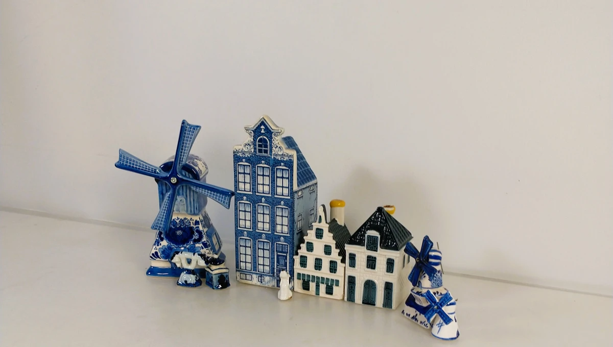 Verzameling Delfts blauwe miniaturen met KLM/Bols huisje - foto 3