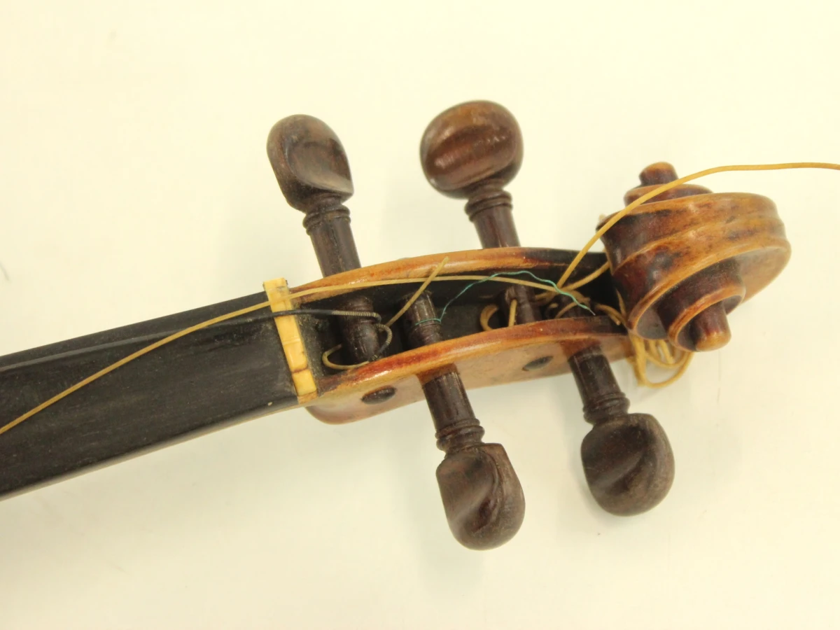 Antieke Guarnerius viool met koffer en accessoires - foto 11