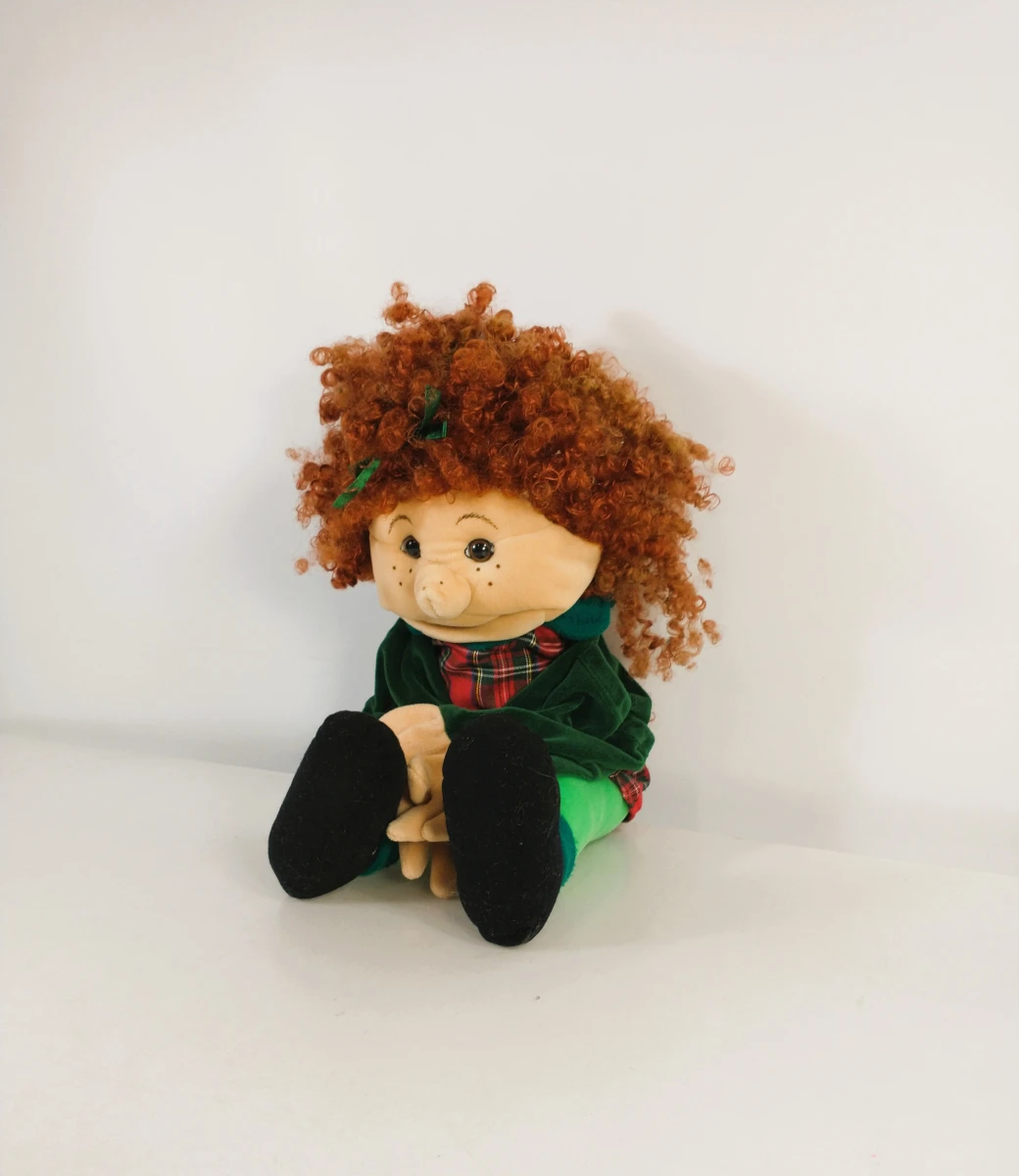 Folkmanis karakter-handpop met rood krulhaar en tartankleding - foto 2