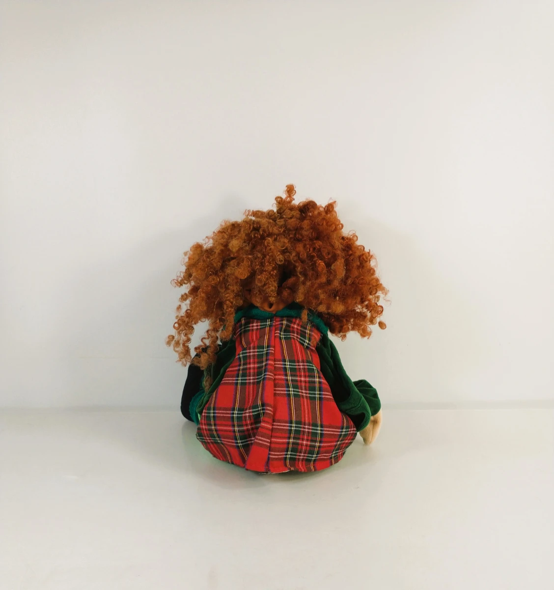 Folkmanis karakter-handpop met rood krulhaar en tartankleding - foto 3