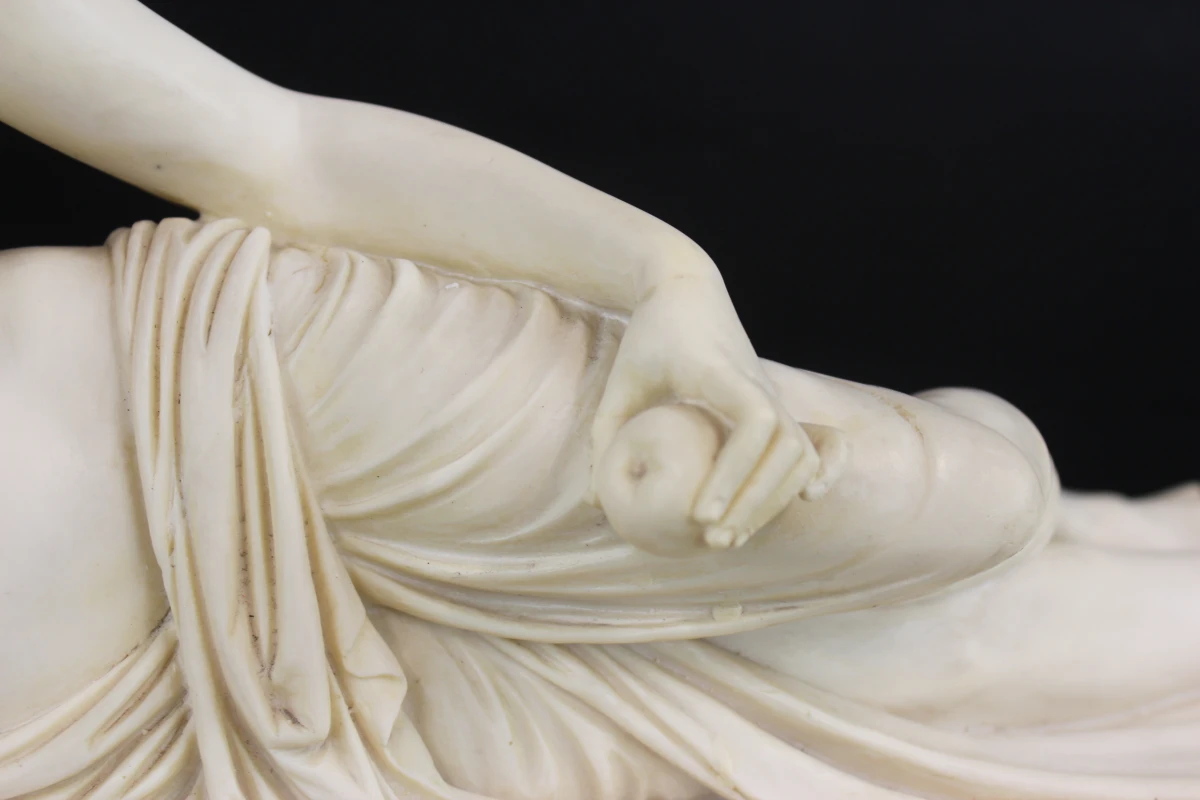 Sierlijke liggende dame uit hars - Amilcare Santini - foto 4