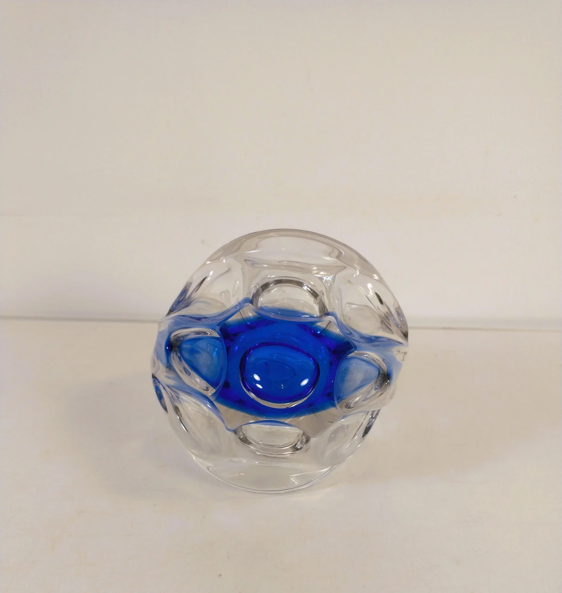 Vintage mondgeblazen glaskorf in helder en kobaltblauw glas - foto 5