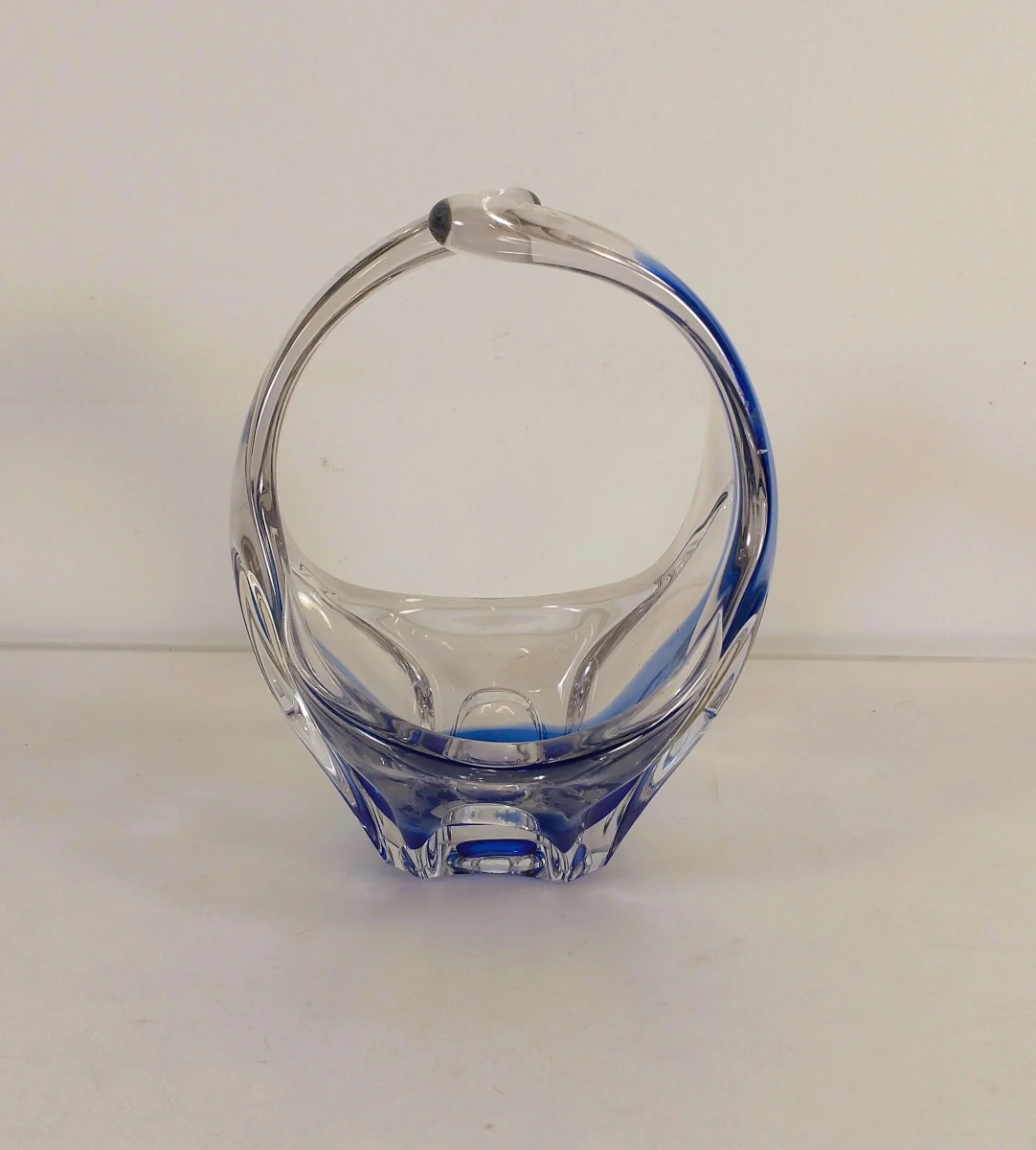 Vintage mondgeblazen glaskorf in helder en kobaltblauw glas – kavel bij De Kringwinkel, Turnhout