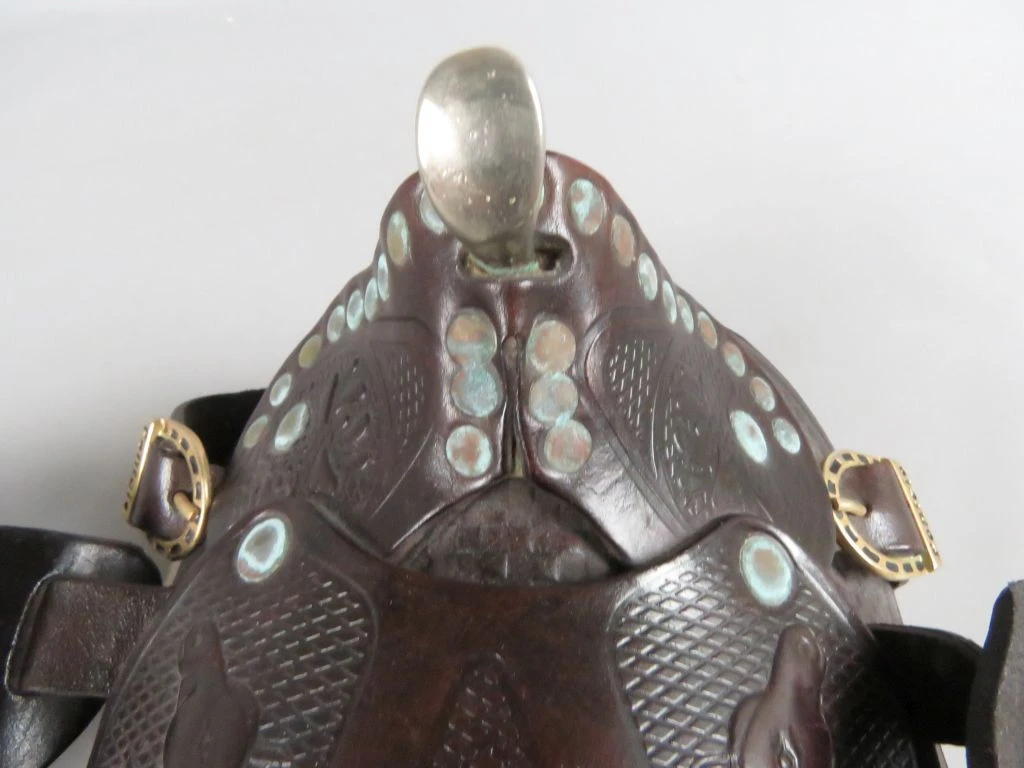 Vintage leren westernzadel miniatuur met metalen details - foto 5