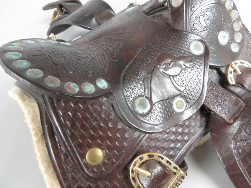 Vintage leren westernzadel miniatuur met metalen details - foto 6
