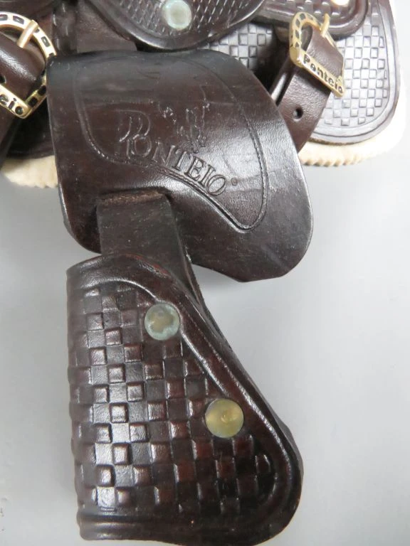 Vintage leren westernzadel miniatuur met metalen details - foto 4