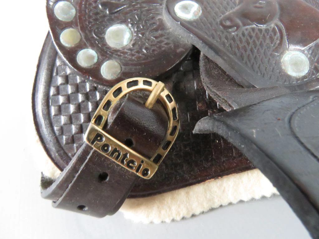 Vintage leren westernzadel miniatuur met metalen details - foto 2