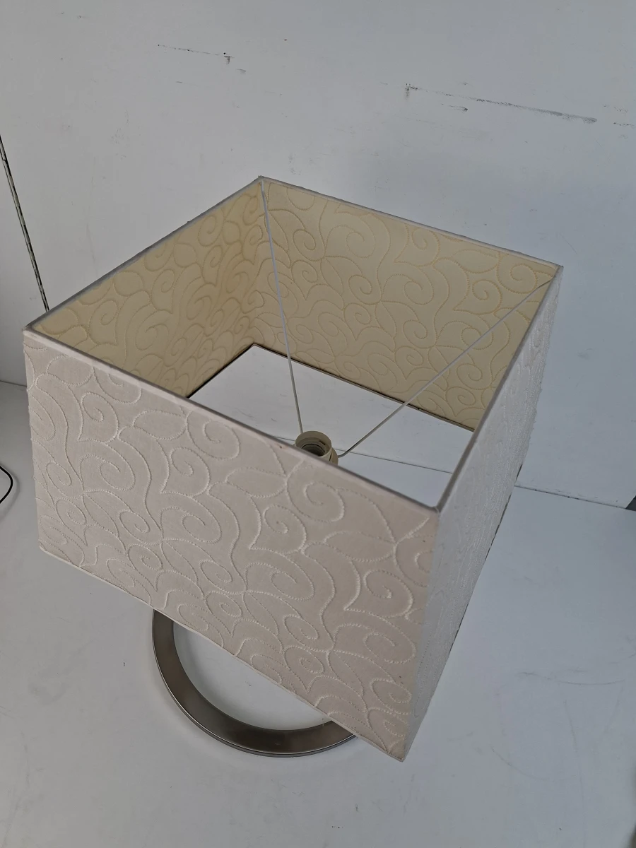 💡 Strakke Moderne Tafellamp met Geborsteld Stalen Voet & Luxe Structuurkap (56 cm) - foto 4