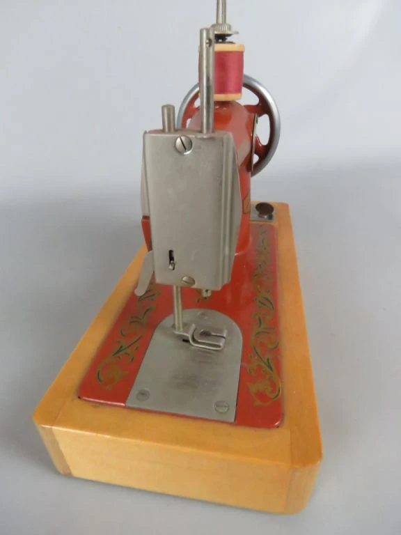 Vintage speelgoed naaimachine van metaal en hout - foto 4