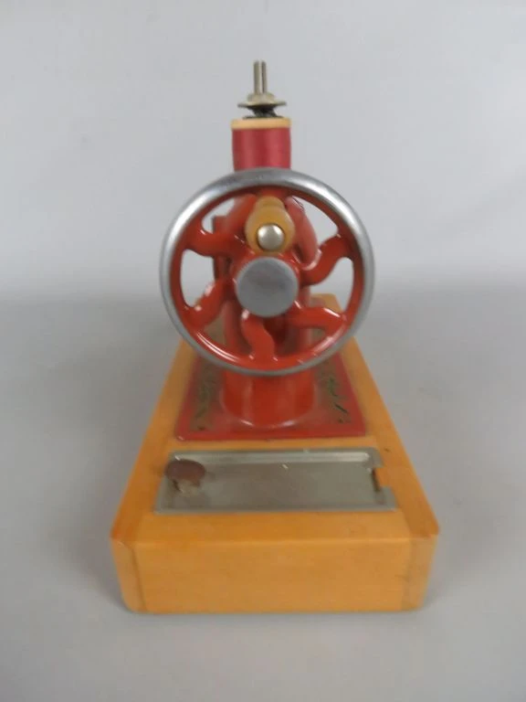 Vintage speelgoed naaimachine van metaal en hout - foto 2