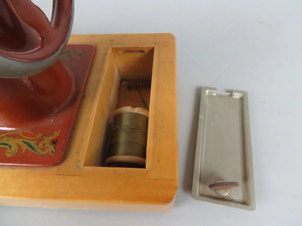Vintage speelgoed naaimachine van metaal en hout - foto 5