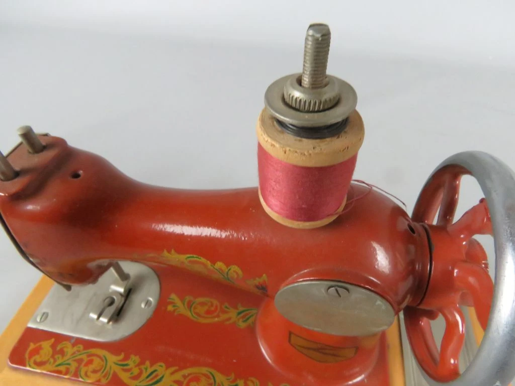 Vintage speelgoed naaimachine van metaal en hout - foto 8