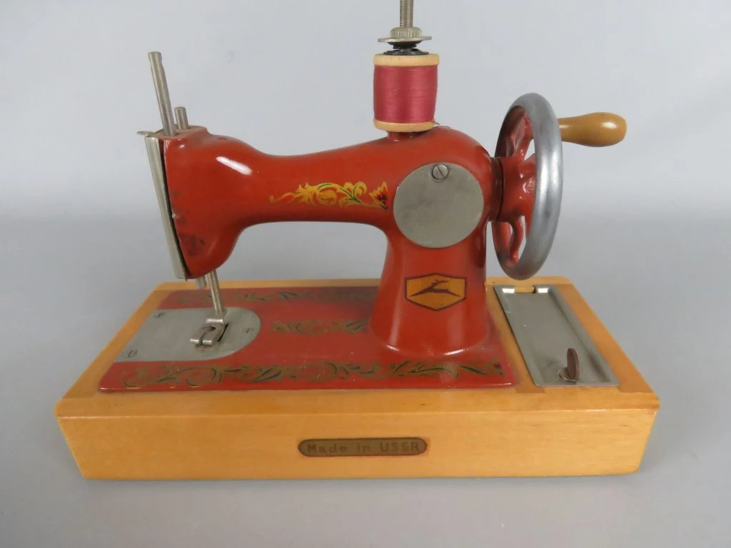 Vintage speelgoed naaimachine van metaal en hout - foto 3