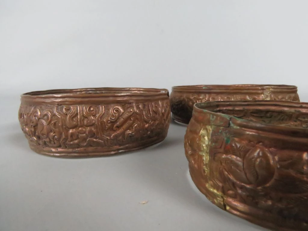 Set van 1 koperen kom en 4 koperen ringen met reliëf - foto 4