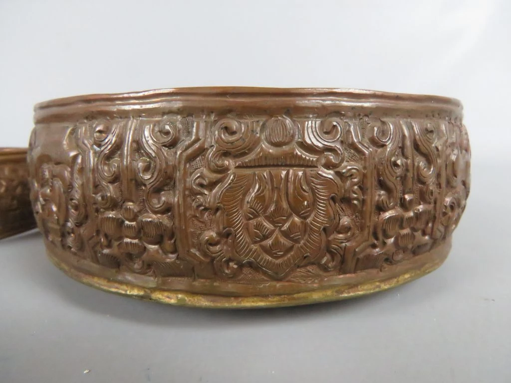 Set van 1 koperen kom en 4 koperen ringen met reliëf - foto 3